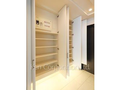 Shoes Closet ※Photo of the same layout on 40 floor. Decoration and fixture may differ.