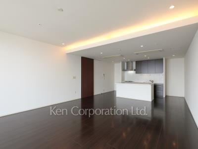 Living-Dining ※Photo of the same layout on 40 floor. Decoration and fixture may differ.