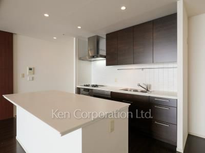 Kitchen ※Photo of the same layout on 40 floor. Decoration and fixture may differ.