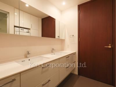 Powder Room ※Photo of the same layout on 40 floor. Decoration and fixture may differ.