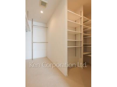 Walk-In Closet ※Photo of the same layout on 40 floor. Decoration and fixture may differ.