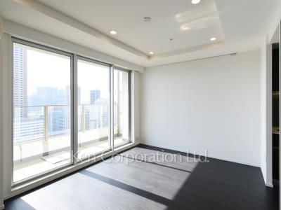 Living-Dining ※Photo of the same layout on 18 floor. Decoration and fixture may differ.