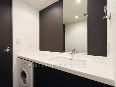 Powder Room ※Photo of the same layout on 18 floor. Decoration and fixture may differ.
