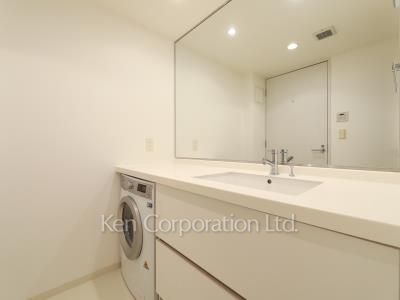 Kitchen ※Photo of the same layout on 19 floor. Decoration and fixture may differ.