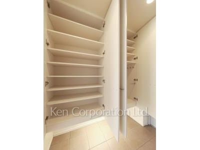 Shoes Closet ※Photo of the same layout on 17 floor. Decoration and fixture may differ.
