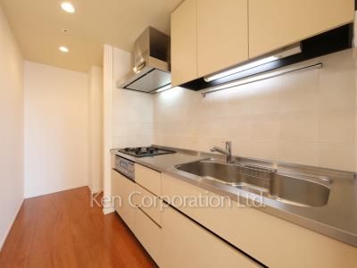 Kitchen ※Photo of the same layout on 17 floor. Decoration and fixture may differ.