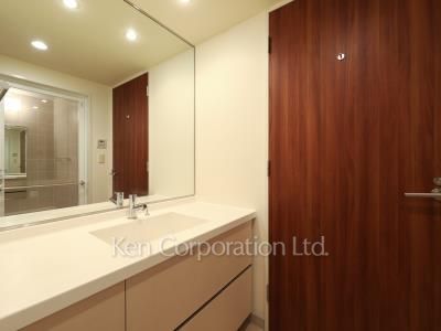 Powder Room ※Photo of the same layout on 17 floor. Decoration and fixture may differ.