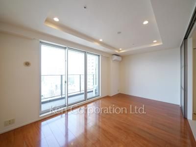 Living-Dining ※Photo of the same layout on 27 floor. Decoration and fixture may differ.