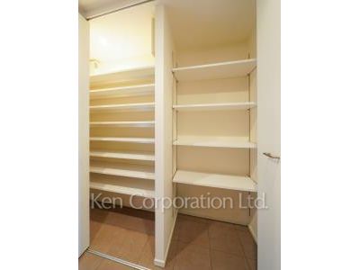 Shoes Closet ※Photo of the same layout on 27 floor. Decoration and fixture may differ.