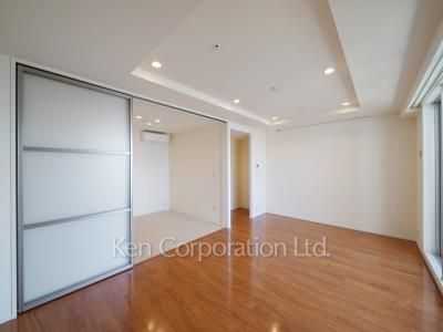 Living-Dining ※Photo of the same layout on 27 floor. Decoration and fixture may differ.