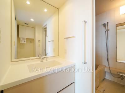 Powder Room ※Photo of the same layout on 27 floor. Decoration and fixture may differ.