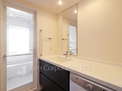 Powder Room ※Photo of the same layout on 26 floor. Decoration and fixture may differ.