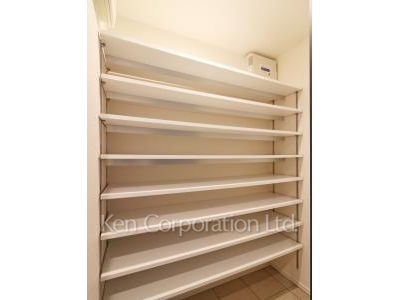 Shoes-In Closet ※Photo of the same layout on 26 floor. Decoration and fixture may differ.