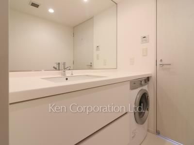 Powder Room ※Photo of the same layout on 25 floor. Decoration and fixture may differ.