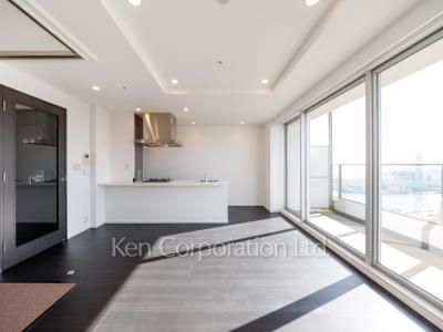Living-Dining ※Photo of the same layout on 28 floor. Decoration and fixture may differ.