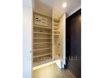 Shoes Closet ※Photo of the same layout on 28 floor. Decoration and fixture may differ.
