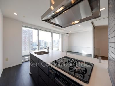 Kitchen ※Photo of the same layout on 28 floor. Decoration and fixture may differ.