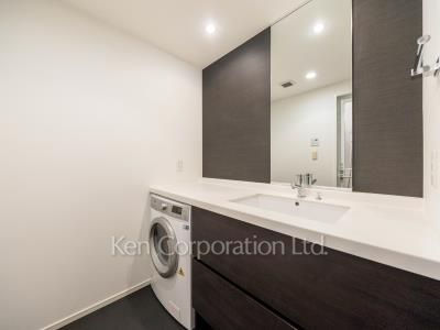 Powder Room ※Photo of the same layout on 28 floor. Decoration and fixture may differ.