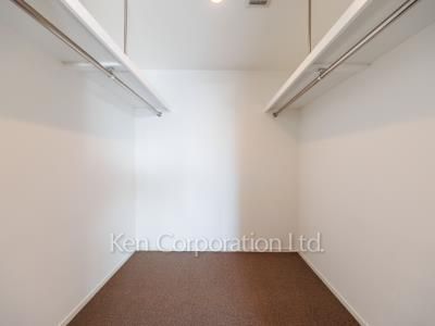 Walk-In Closet ※Photo of the same layout on 28 floor. Decoration and fixture may differ.