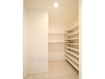 Shoes-In Closet ※Photo of the same layout on 22 floor. Decoration and fixture may differ.