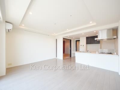 Living-Dining ※Photo of the same layout on 26 floor. Decoration and fixture may differ.