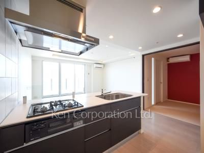 Kitchen ※Photo of the same layout on 26 floor. Decoration and fixture may differ.