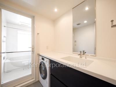 Powder Room ※Photo of the same layout on 26 floor. Decoration and fixture may differ.