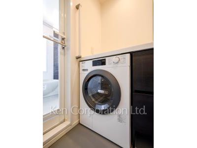 Washer-Dryer ※Photo of the same layout on 26 floor. Decoration and fixture may differ.
