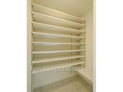 Shoes-In Closet ※Photo of the same layout on 22 floor. Decoration and fixture may differ.
