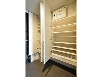 Shoes Closet ※Photo of the same layout on 21 floor. Decoration and fixture may differ.