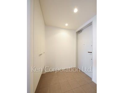 Entrance ※Photo of the same layout on 27 floor. Decoration and fixture may differ.