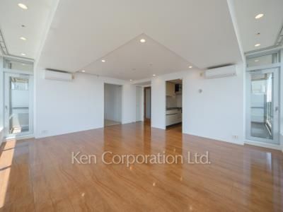 Living-Dining ※Photo of the same layout on 27 floor. Decoration and fixture may differ.