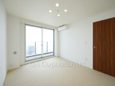 Master Bedroom ※Photo of the same layout on 27 floor. Decoration and fixture may differ.