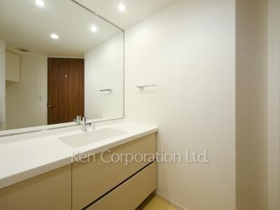 Powder Room ※Photo of the same layout on 27 floor. Decoration and fixture may differ.
