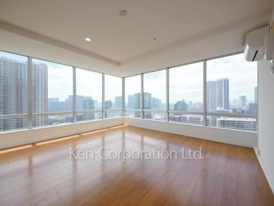 Living-Dining ※Photo of the same layout on 27 floor. Decoration and fixture may differ.
