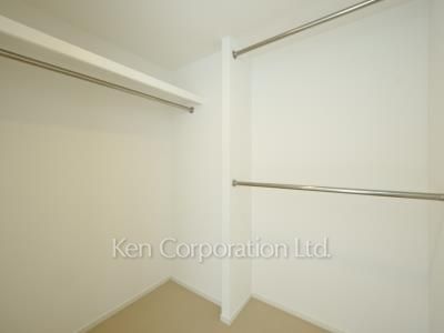 Walk-In Closet ※Photo of the same layout on 27 floor. Decoration and fixture may differ.