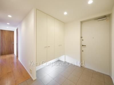 Entrance ※Photo of the same layout on 27 floor. Decoration and fixture may differ.