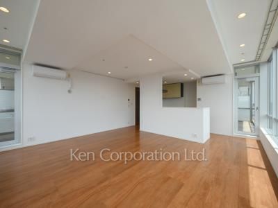 Living-Dining ※Photo of the same layout on 27 floor. Decoration and fixture may differ.