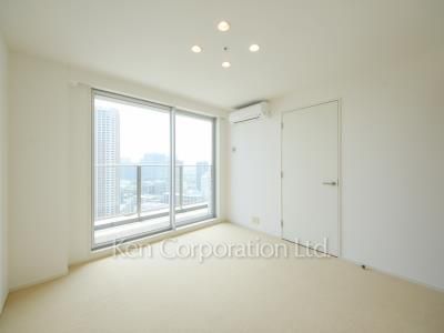 Master Bedroom ※Photo of the same layout on 27 floor. Decoration and fixture may differ.