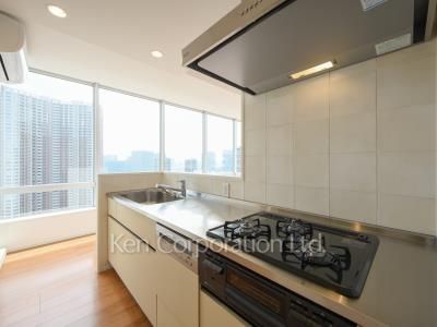 Kitchen ※Photo of the same layout on 27 floor. Decoration and fixture may differ.