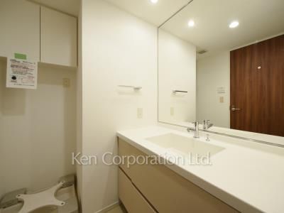 Powder Room ※Photo of the same layout on 27 floor. Decoration and fixture may differ.