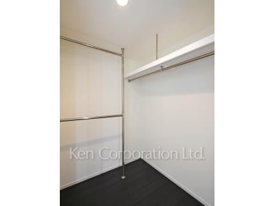 Walk-In Closet ※Photo of the same layout on 34 floor. Decoration and fixture may differ.