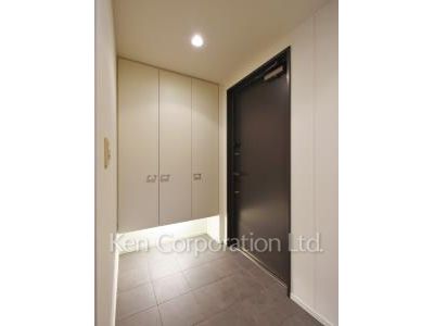 Entrance ※Photo of the same layout on 34 floor. Decoration and fixture may differ.