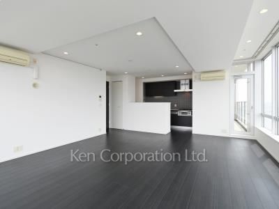 Living-Dining ※Photo of the same layout on 34 floor. Decoration and fixture may differ.