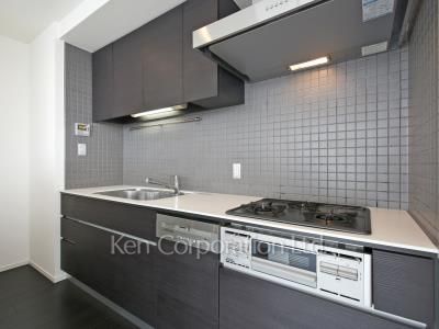 Kitchen ※Photo of the same layout on 34 floor. Decoration and fixture may differ.