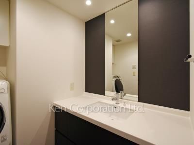 Powder Room ※Photo of the same layout on 34 floor. Decoration and fixture may differ.