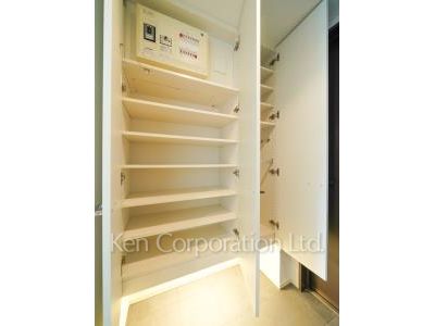 Shoes Closet ※Photo of the same layout on 34 floor. Decoration and fixture may differ.