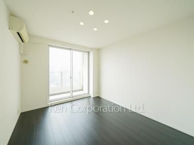 Master Bedroom ※Photo of the same layout on 34 floor. Decoration and fixture may differ.