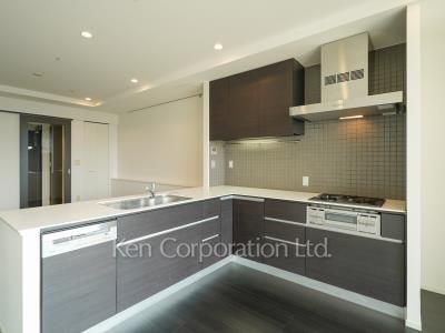 Kitchen ※Photo of the same layout on 34 floor. Decoration and fixture may differ.