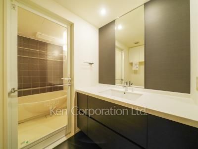 Powder Room ※Photo of the same layout on 34 floor. Decoration and fixture may differ.